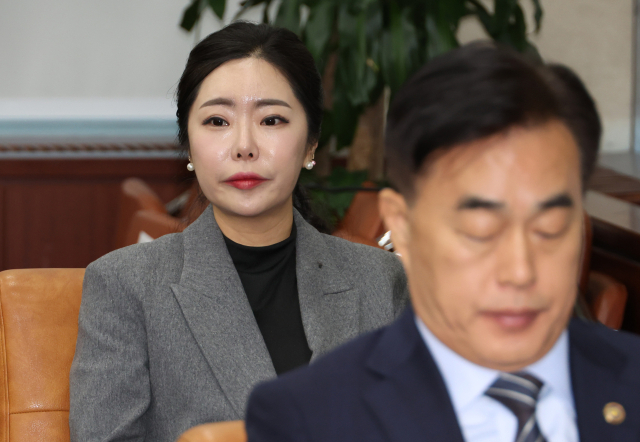 노상원 전 정보사령관이 자주 찾은 것으로 알려진 무속인 '비단 아씨' 이선진 씨가 4일 서울 여의도 국회에서 열린 '윤석열 정부의 비상계엄 선포를 통한 내란 혐의 진상규명 국정조사 특별위원회' 청문회에 출석하고 있다. 연합뉴스