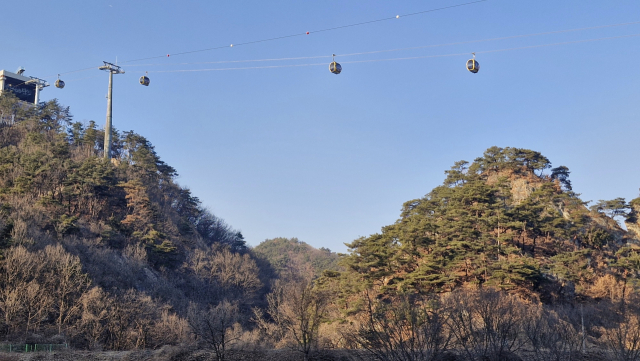 이달 말 준공하는 소금산 그랜드밸리 케이블카. 주차장에서 출렁다리 입구까지 운행, 산행 부담을 덜어 줄 전망이다. 김희돈 기자