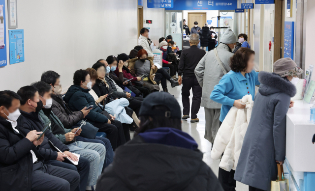 외래환자 1000명당 인플루엔자(독감) 환자가 지난달 평균 70명에 이르는 것으로 나타났다. 5일 오전 부산의 한 병원 외래 창구 앞이 진료를 기다리는 환자들로 북적이고 있다. 정종회 기자 jjh@