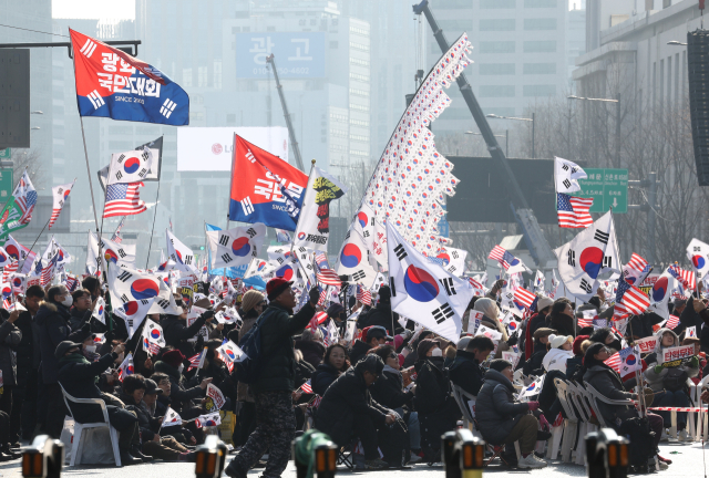 지난 1일 서울에서의 윤석열 탄핵 반대 시위대 모습. 연합뉴스