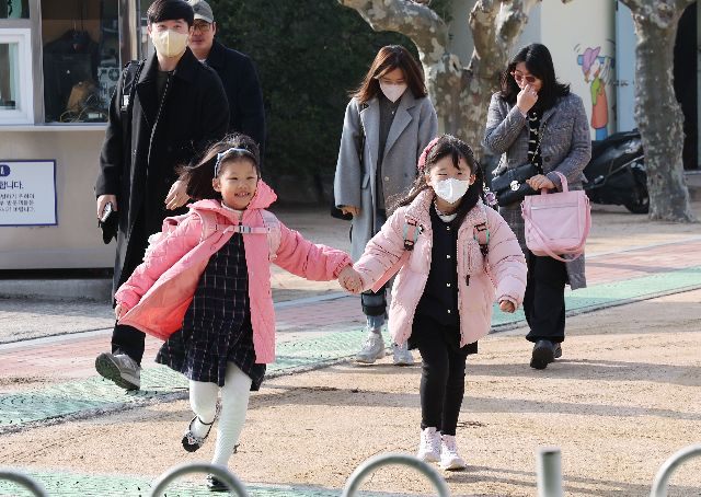 지난해 부산 금정구 공덕초등학교에서 1학년 신입생 2명이 손을 잡고 신나게 첫 등교를 하고 있다. 이날 공덕초에는 7명의 신입생이 입학했다. 정종회 기자 jjh@