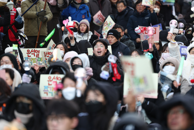 8일 오후 대구 중구 동성로에서 윤석열퇴진 대구시국회의가 주최로 18차 윤석열퇴진 대구시민시국대회가 열리고 있다. 연합뉴스