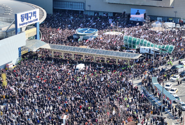 8일 오후 동대구역 광장에서 개신교 단체 세이브코리아가 국가비상기도회를 열고 윤석열 대통령 탄핵 반대와 석방을 촉구하고 있다. 연합뉴스