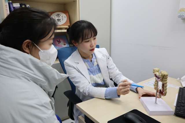 센텀종합병원 대장항문외과 김지형 과장이 치질 예방과 치료를 위해 중요한 생활 습관에 대해 설명하고 있다. 센텀종합병원 제공