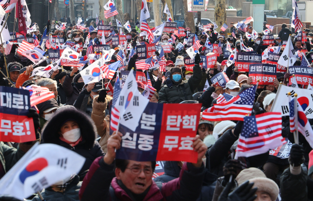 윤석열 대통령 탄핵심판 7차 변론이 열린 11일 서울 종로구 헌법재판소 인근 도로에서 윤 대통령 지지자들이 구호를 외치고 있다. 연합뉴스