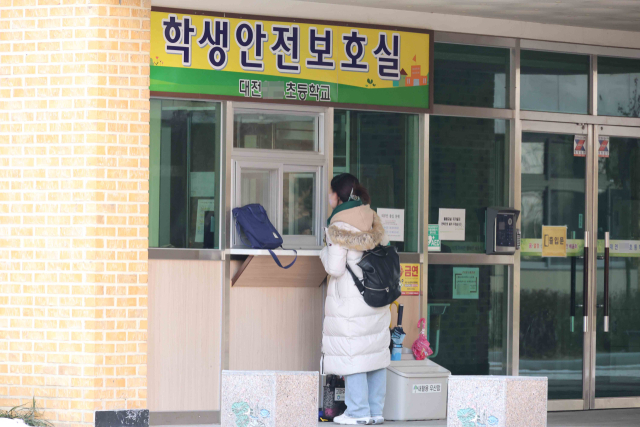 11일 1학년이 숨진 대전 한 초등학교 앞에서 한 사람이 문의하고 있다. 연합뉴스