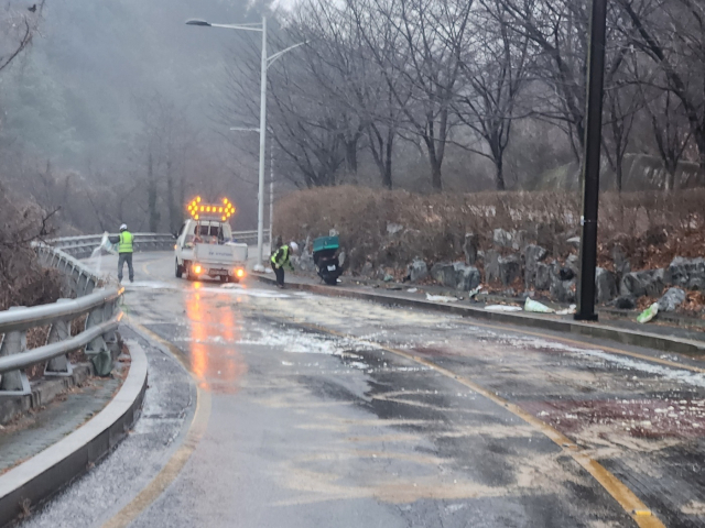 12일 오전 울산 남구 무거동에서 울주군 장검 방면 도로가 얼어 염화칼슘 살포 작업이 이뤄지고 있다. 울산경찰청 제공