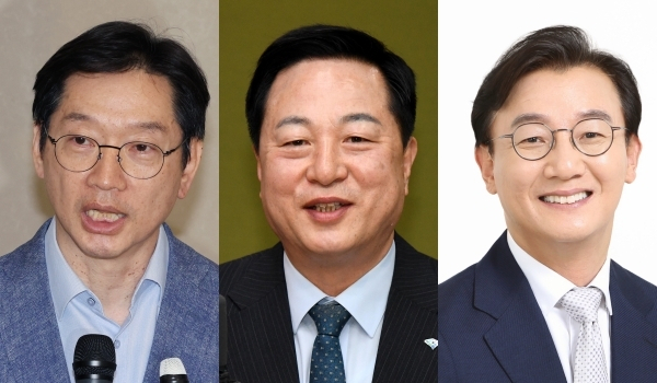 왼쪽부터 김경수 전 경남지사, 김두관 전 의원, 전재수 의원. 부산일보DB