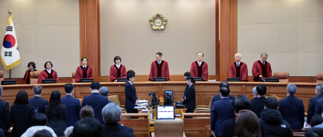 문형배 헌법재판소장 권한대행과 재판관들이 13일 서울 종로구 헌법재판소 대심판정에서 열린 '윤석열 대통령 탄핵심판 8차 변론'에 입장하고 있다. 연합뉴스