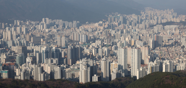 정부가 이르면 오는 19일께 지방 미분양 해소를 골자로 하는 건설시장 안정대책을 내놓을 전망이다. 황령산에서 바라본 부산 연제구와 동래구 일대 아파트 단지 모습. 정종회 기자 jjh@