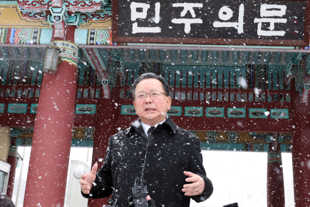 7일 김부겸 전 국무총리가 광주 북구 운정동 국립5.18민주묘지를 찾아 취재진의 질문에 답하고 있다. 연합뉴스