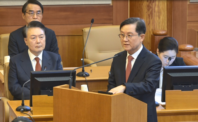 윤석열 대통령측 윤갑근 변호사가 13일 서울 종로구 헌법재판소에서 열린 윤 대통령 탄핵 심판 8차 변론에서 발언하고 있다. 연합뉴스