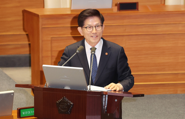 김문수 고용노동부 장관이 14일 서울 여의도 국회 본회의장에서 열린 교육·사회·문화분야 대정부질문에서 답변하고 있다. 연합뉴스