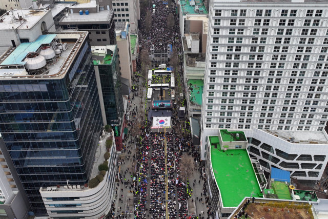 15일 오후 광주 동구 금남로에서 경찰버스로 만든 차벽을 사이에 두고 윤석열 대통령 탄핵에 찬성(아래쪽), 반대(위쪽)하는 집회가 각각 열리고 있다. 연합뉴스