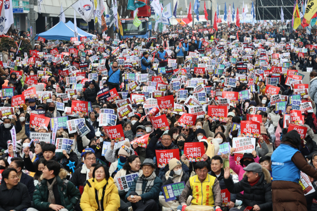 15일 광주 동구 금남로에서 윤석열 대통령 탄핵을 촉구하는 '광주시민총궐기대회' 사전행사가 열려 참가자들이 구호를 외치고 있다. 연합뉴스