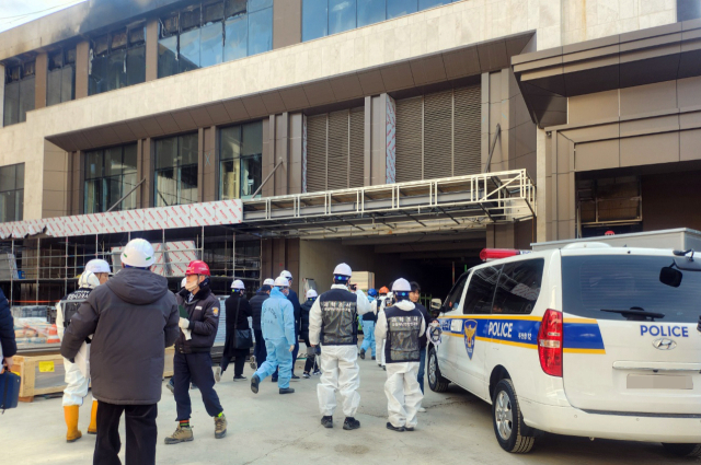 16일 오전 부산 기장군 오시리아 관광단지 오랑대공원 인근의 '반얀트리 해운대 부산' 공사 현장에서 화재 원인 규명을 위한 합동감식이 진행되고 있다. 지난 14일 오전에 발생한 화재로 작업자 6명이 숨지고, 27명이 연기 흡입 등 경상을 입었다. 연합뉴스