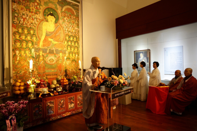 18일 경남 합천 해인사가 성보박물관에 전시된 영산회상도 앞에서 국보 승격 기념식을 개최했다. 합천군 제공