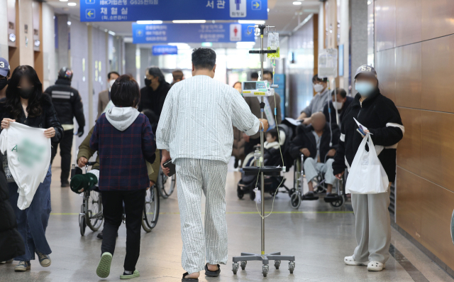 지난해 2월 전국 대학병원의 전공의가 정부의 의대 증원 결정에 반발해 사직서를 낸 이후 1년이 되도록 전공의의 복귀는 제대로 이뤄지지 않고 있다. 19일 부산 한 대학병원에서 환자들이 진료를 기다리고 있다. 이재찬 기자 chan@