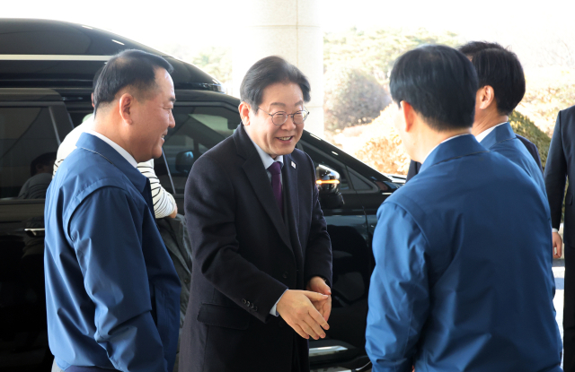 더불어민주당 이재명 대표가 20일 충남 아산시 현대자동차 아산공장을 방문해 이동석 사장 등 현대자동차 관계자들과 인사를 나누고 있다. 연합뉴스