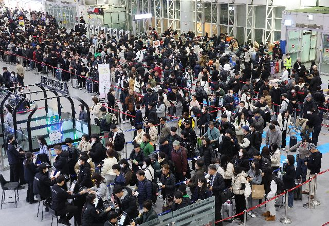 부산 김해국제공항 국제선 청사가 여행객들로 북새통을 이루고 있는 모습. 정종회 기자 jjh@