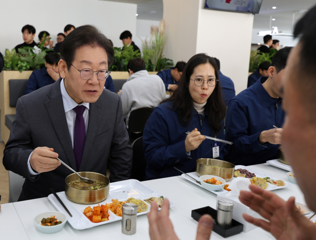 더불어민주당 이재명 대표가 20일 충남 아산시 현대자동차 아산공장을 방문해 직원들과 같이 점심을 먹고 있다. 연합뉴스