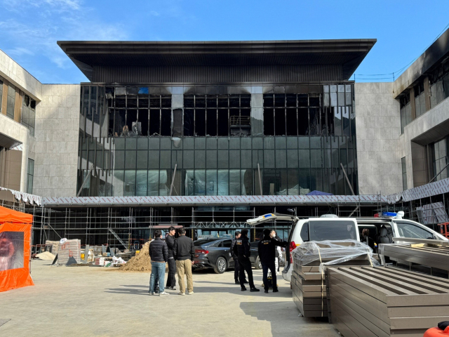 부산 기장군‘반얀트리 해운대 부산 호텔 앤 리조트’ 신축 공사장 화재 발생 이틀 뒤인 지난 16일 현장 모습. 화재 현장인 B동 건물은 깨진 창문 사이로 시커멓게 그을린 내부를 고스란히 드러냈다.