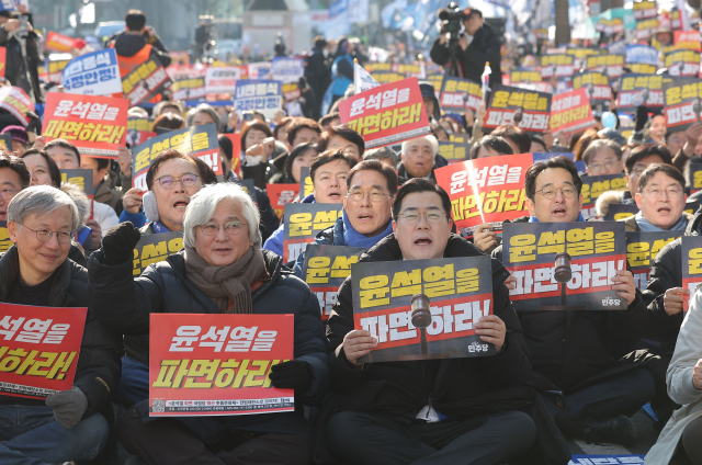 더불어민주당 박찬대 원내대표를 비롯한 의원들이 22일 서울 종로구 헌법재판소 인근 안국동사거리에서 열린 '내란종식·헌정수호를 위한 윤석열 파면 범국민 대회'에서 구호를 외치고 있다. 연합뉴스