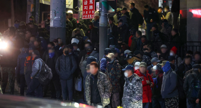 건설업 한파가 장기화하는 가운데 지난 18일 새벽 인력사무소가 밀집한 서울 남구로역 인근 인도가 일감을 구하려는 일용직 구직자들로 가득하다. 연합뉴스