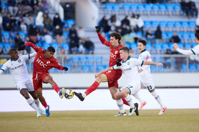 부산 아이파크의 사비에르(왼쪽 두 번째)가 22일 구덕운동장에서 열린 김포FC와의 홈 개막전에서 상대 선수와 공 다툼을 벌이고 있다. 부산 아이파크 제공