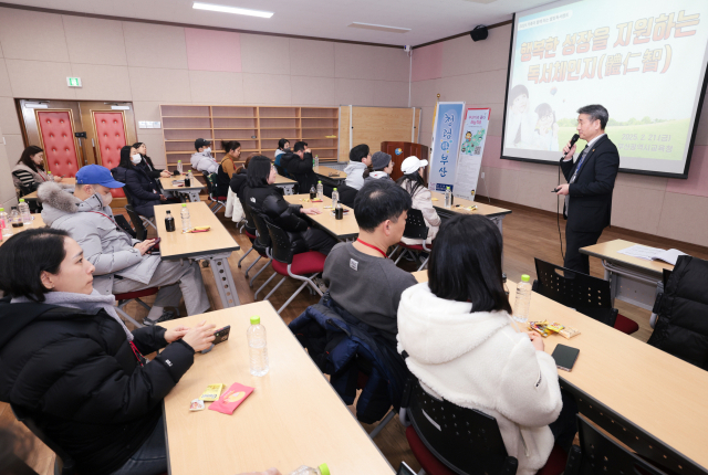 부산시교육청 허남조 유초등교육과장이 학부모를 대상으로 독서 교육에 대한 강의와 함께 부산시교육청 독서 체인지 프로그램을 소개하고 있다. 정대현 기자