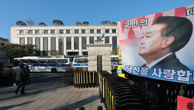 윤석열 대통령의 탄핵심판 마지막 변론기일을 하루 앞둔 24일 서울 종로구 헌법재판소 모습. 연합뉴스