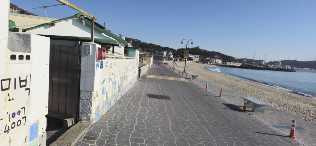 임랑해수욕장은 시내와 인접한 곳에 위치한 부산의 다른 해수욕장과 달리 한적한 시골 정취를 간직하고 있다. 김희돈 기자