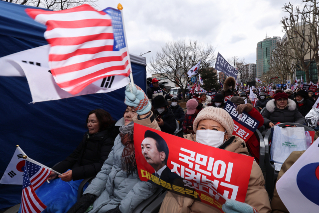 윤석열 대통령 탄핵 심판 마지막 변론이 있었던 지난 25일 광주 동구 5·18민주광장에서 시민사회단체 회원들이 탄핵 찬성 구호를 외치고 있다.(위) 같은 날 서울 종로구 헌법재판소 인근에서 탄핵 반대 집회가 열리고 있다. 연합뉴스