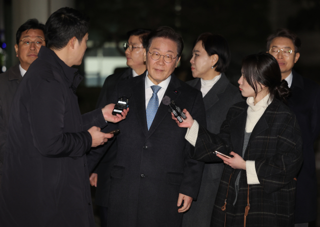 더불어민주당 이재명 대표가 지난 26일 서울고등법원에서 열린 공직선거법 위반 혐의 사건 2심 결심 공판을 마친 뒤 법정을 나서고 있다. 연합뉴스