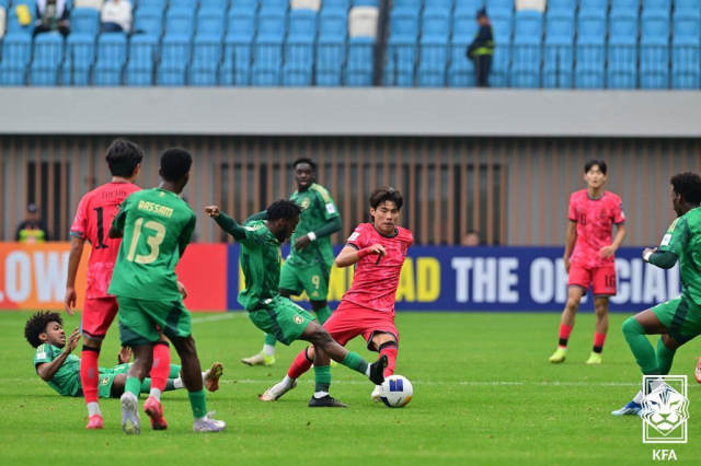 26일 중국 선전의 유소년훈련스타디움에서 열린 2025 AFC U-20 아시안컵 준결승 한국-사우디아라비아의 경기에서 양 팀 선수들이 치열한 볼 경합을 펼치고 있다. 연합뉴스