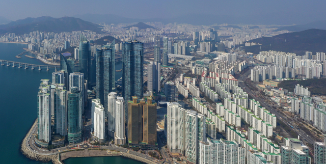 지난 12일 토지거래허가제 해제 이후 서울 강남 3구 호가가 억 단위로 오르지만 부산의 강남으로 알려진 해운대는 하락해 양극화가 심화되고 있다. 27일 부산 마린시티 일대 전경. 김종진 기자 kjj1761@