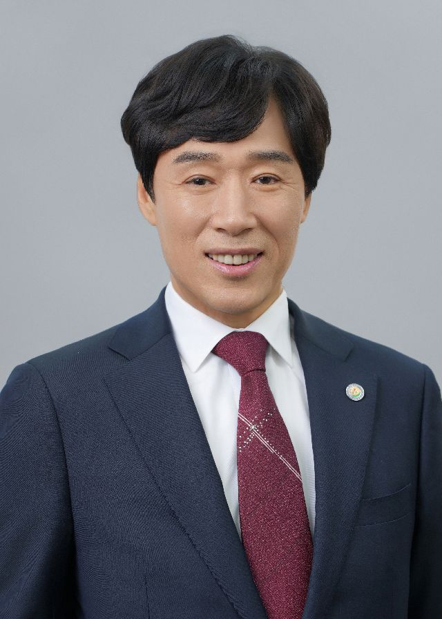 최윤홍 부산시교육감 권한대행은 28일 오후 퇴직서류를 제출하고, 부산시선거관리위원회에 4·2 부산시교육감 재선거 예비 후보로 등록했다. 부산일보DB