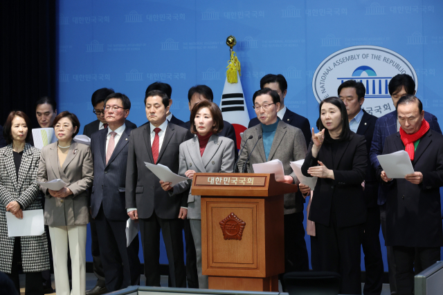 지난 28일 서울 여의도 국회 소통관에서 나경원 의원 등 국민의힘 의원들이 ‘헌정질서·법치주의 수호 및 사회안정·국민통합을 위한 헌법·법률·양심에 따른 공정한 평의 촉구 탄원’ 기자회견을 하고 있다. 연합뉴스