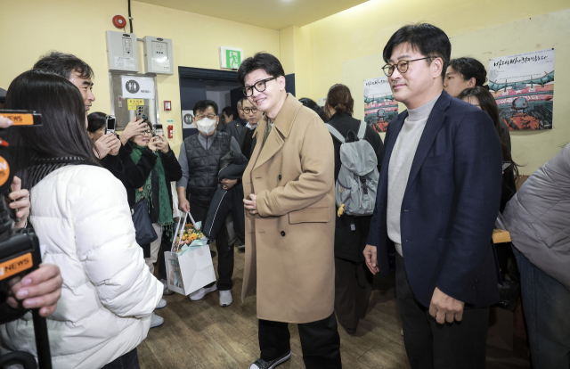 두 달여 만에 공개 행보에 나선 국민의힘 한동훈 전 대표가 2일 서울 종로구 대학로 한 극장에서 연극을 관람하기 앞서 지지자들과 대화하고 있다. 연합뉴스