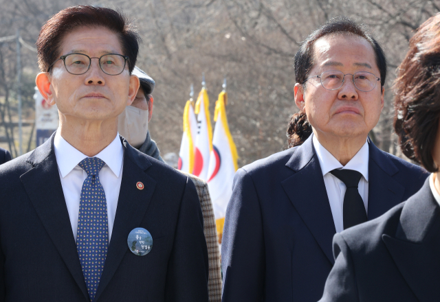 홍준표 대구시장과 김문수 고용노동부 장관이 지난달 28일 대구 달서구 2.28민주운동기념탑에 참배하고 있다. 연합뉴스