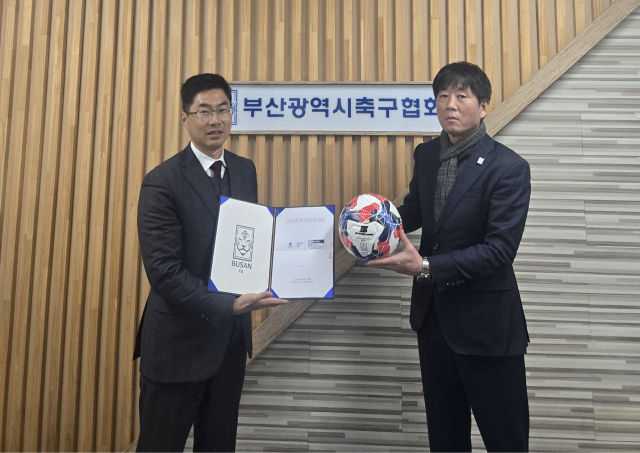 지난달 28일 공식 사용구 후원 계약을 체결한 부산시축구협회와 (주)스포츠트라이브.