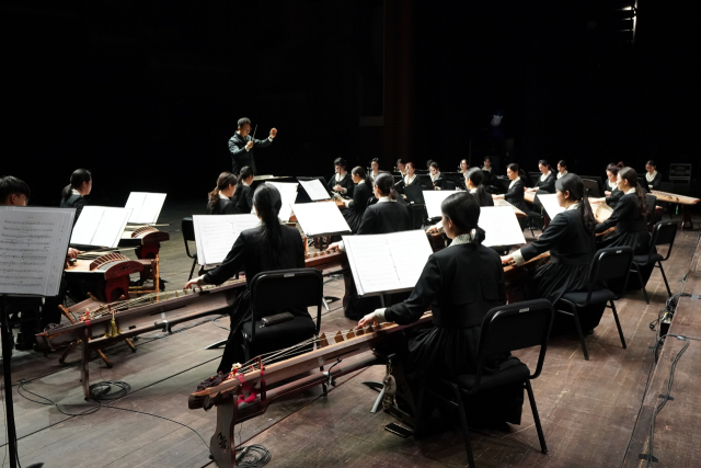 국립부산국악원 국악연주단(기악단·성악단) 연주 모습. 국립부산국악원 제공