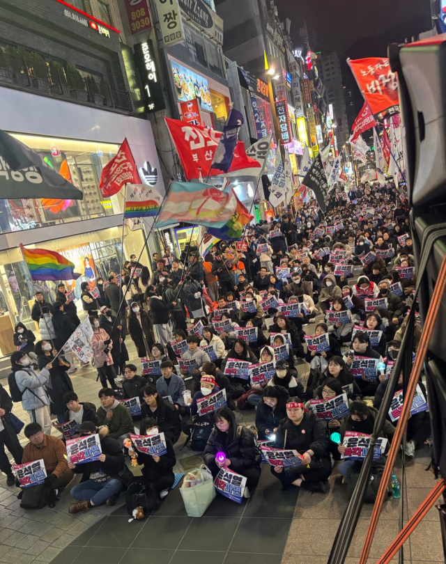 7일 오후 7시 30분 부산 부산진구 서면 쥬디스태화 앞에서 시민들이 법원의 윤 대통령 구속 취소 결정을 규탄하는 집회를 벌였다. 윤석열 즉각퇴진 사회대개혁 부산비상행동 제공