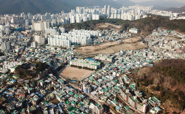 동래구청이 지난 6일 복산1구역 재개발정비사업조합이 신청한 사업시행계획을 인가했다. 복산1구역 주택재개발 지역 일대 전경. 부산일보DB