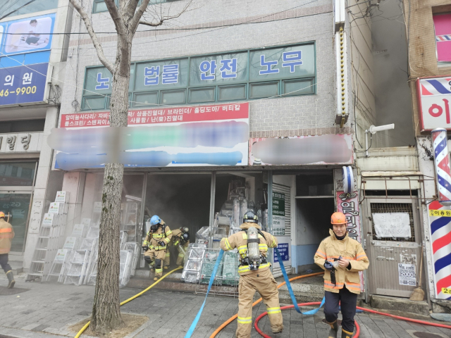 10일 오후 5시 15분께 부산 부산진구 범천동 한 건물 지하에서 불이 났다. 부산소방재난본부 제공