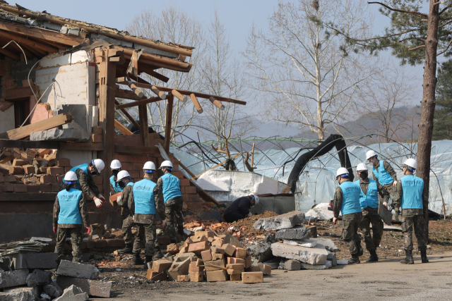 10일 오전 경기도 포천시 이동면 노곡리 공군 전투기 오폭 사고 현장에서 공군 장병이 파손된 민가의 잔해를 정리하고 있다. 연합뉴스