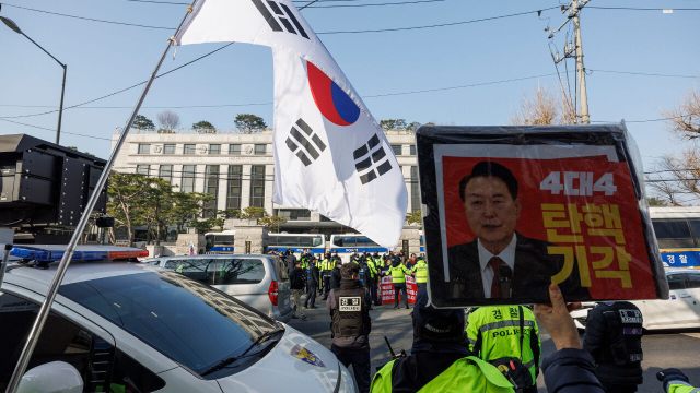 11일 서울 종로구 헌법재판소 앞에서 윤석열 대통령 지지자들이 출근하는 헌법 재판관들의 차량을 향해 윤 대통령의 탄핵 기각을 촉구하는 시위를 벌이고 있다. 연합뉴스