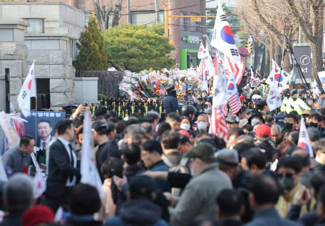윤석열 대통령에 대한 탄핵심판 선고를 앞두고 지난 11일 서울 종로구 헌법재판소 앞이 시위자들로 북적이고 있다. 연합뉴스