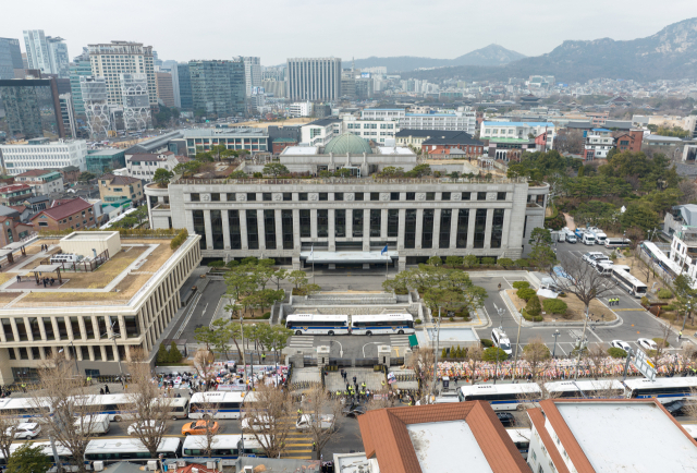 지난 12일 서울 종로구 헌법재판소 주변에 경찰 버스가 배치된 모습. 연합뉴스