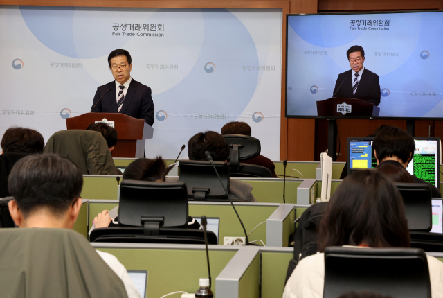 공정거래위원회 문재호 카르텔조사국장이 지난 12일 정부세종청사 공정위 기자실에서 이동통신 3사가 2015년 11월부터 2022년 9월까지 번호이동 순증감 건수가 특정 사업자에게 편중되지 않도록 상호 조정하기로 합의하고 실행한 것에 대해 시정명령과 함께 과징금 총 1140억 원(잠정)을 부과하기로 결정했다고 밝히고 있다. 연합뉴스